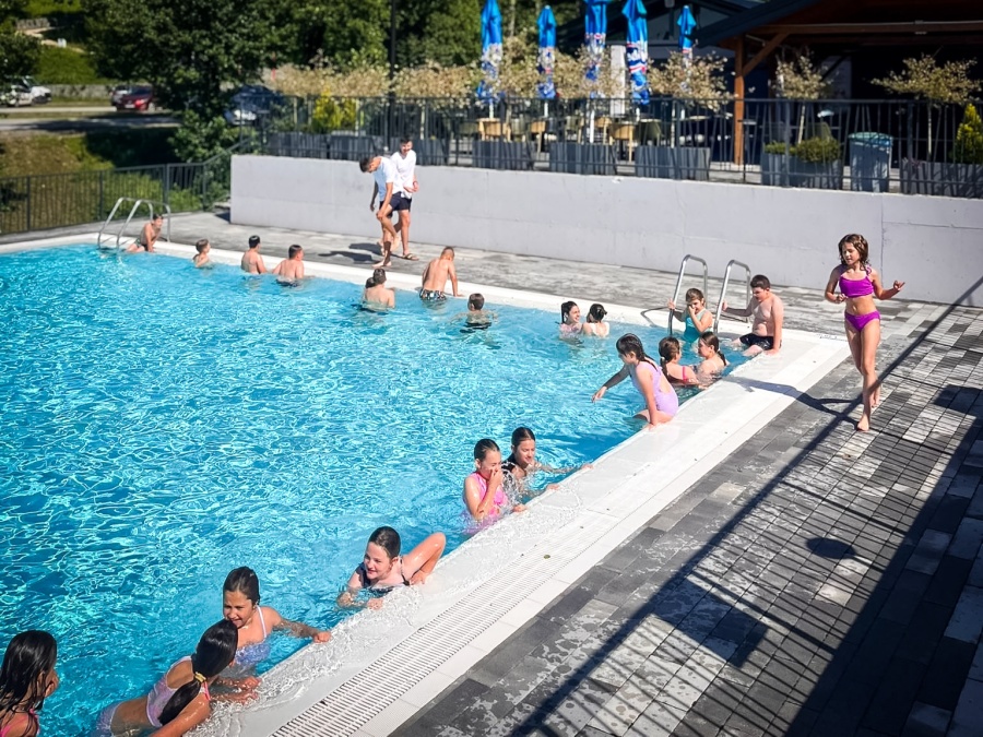 Započela škola plivanja u sklopu projekta „Igraj, uči, rasti – požeško-slavonski program za djecu“